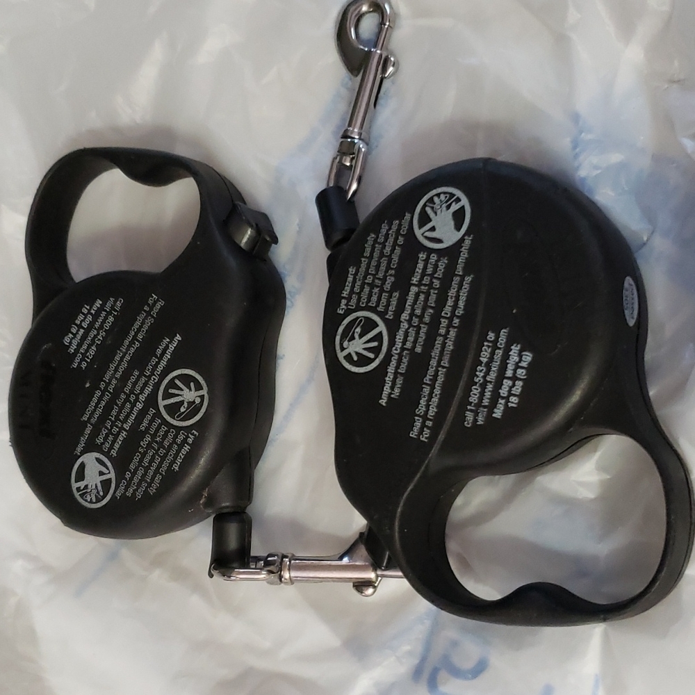2 retractable dog leashes